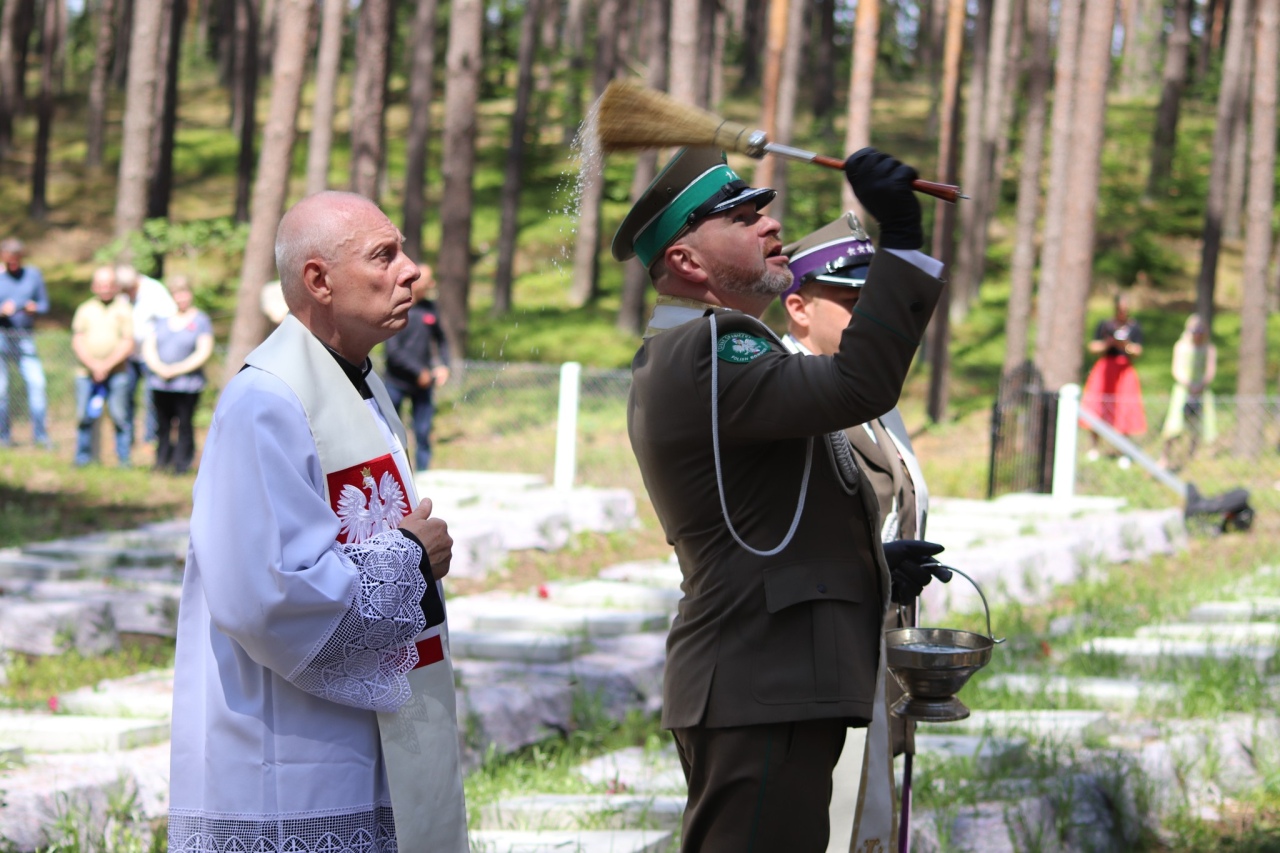 Uroczystość poświęcenia odbudowanego cmentarza wojennego w Zawadach [08.06.2024] - zdjęcie #8 - eOstroleka.pl