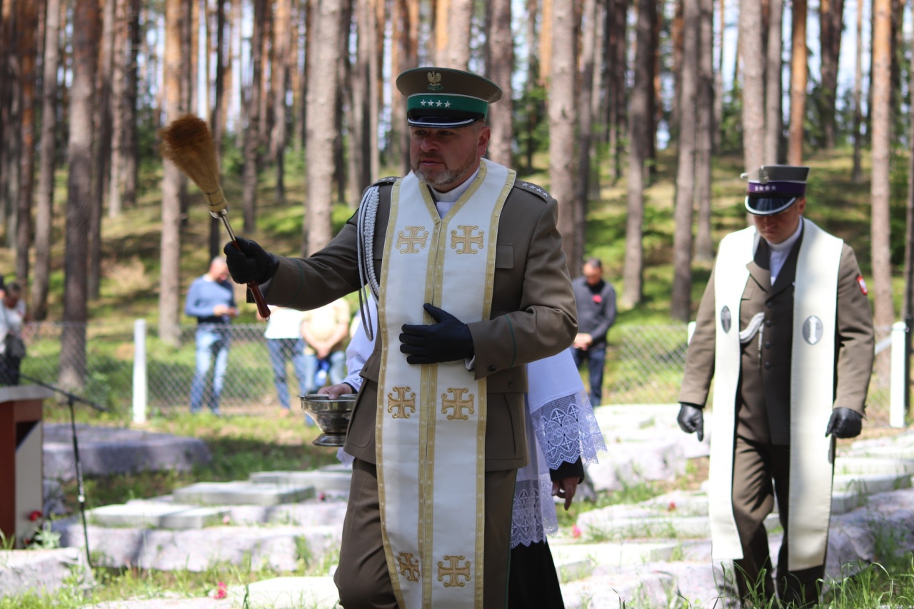 Uroczystość poświęcenia odbudowanego cmentarza wojennego w Zawadach [08.06.2024] - zdjęcie #7 - eOstroleka.pl