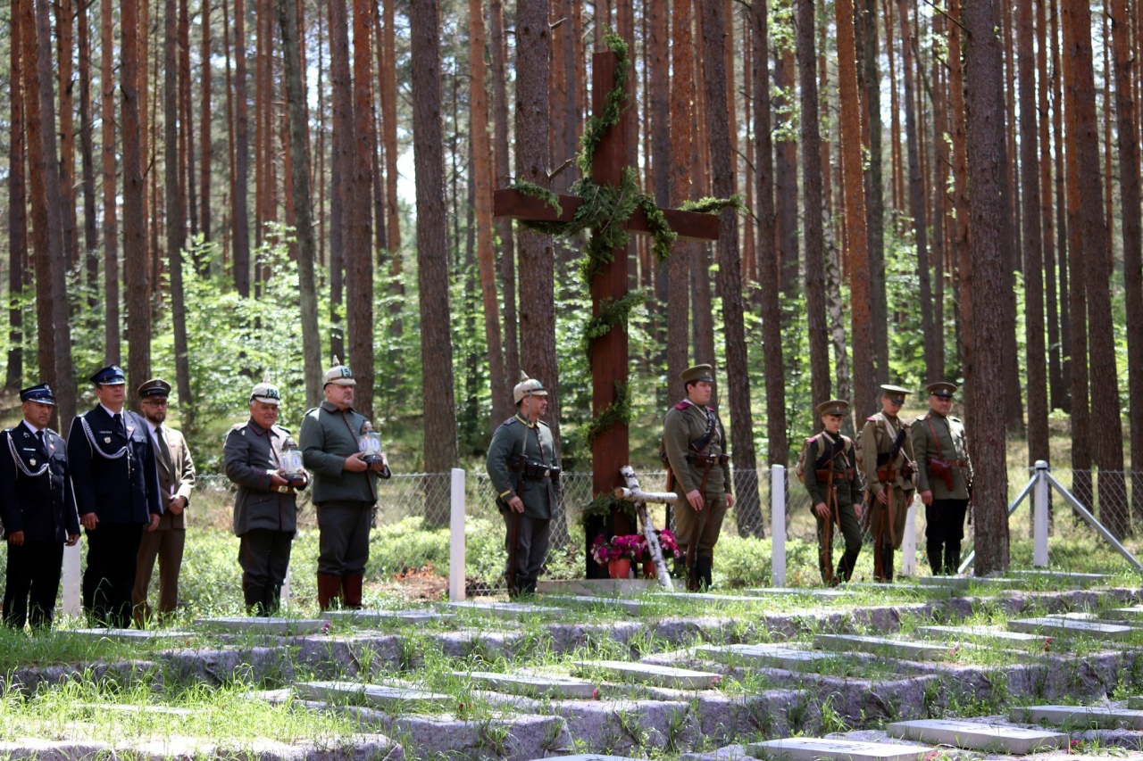 Uroczystość poświęcenia odbudowanego cmentarza wojennego w Zawadach [08.06.2024] - zdjęcie #3 - eOstroleka.pl