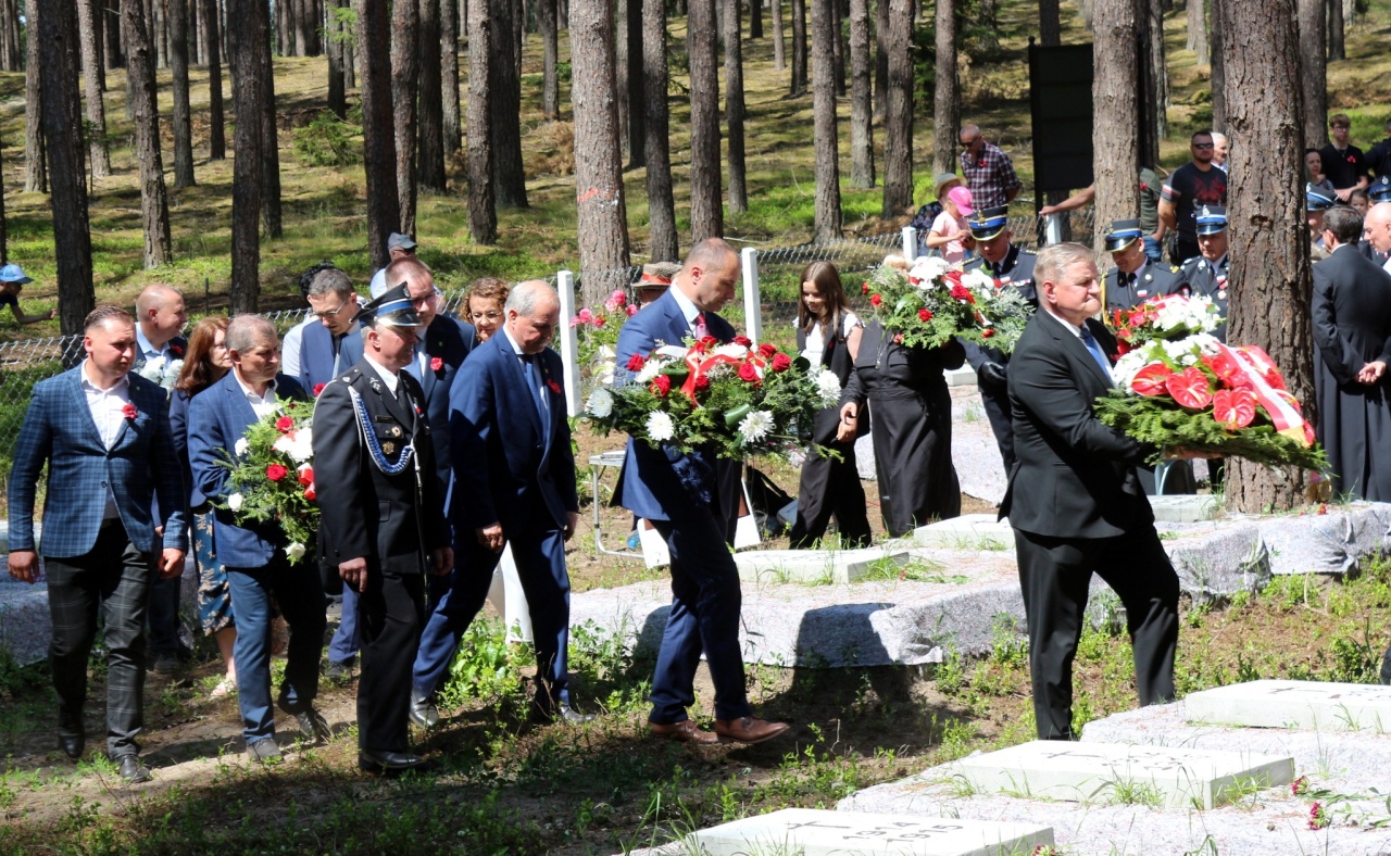 Uroczystość poświęcenia odbudowanego cmentarza wojennego w Zawadach [08.06.2024] - zdjęcie #2 - eOstroleka.pl