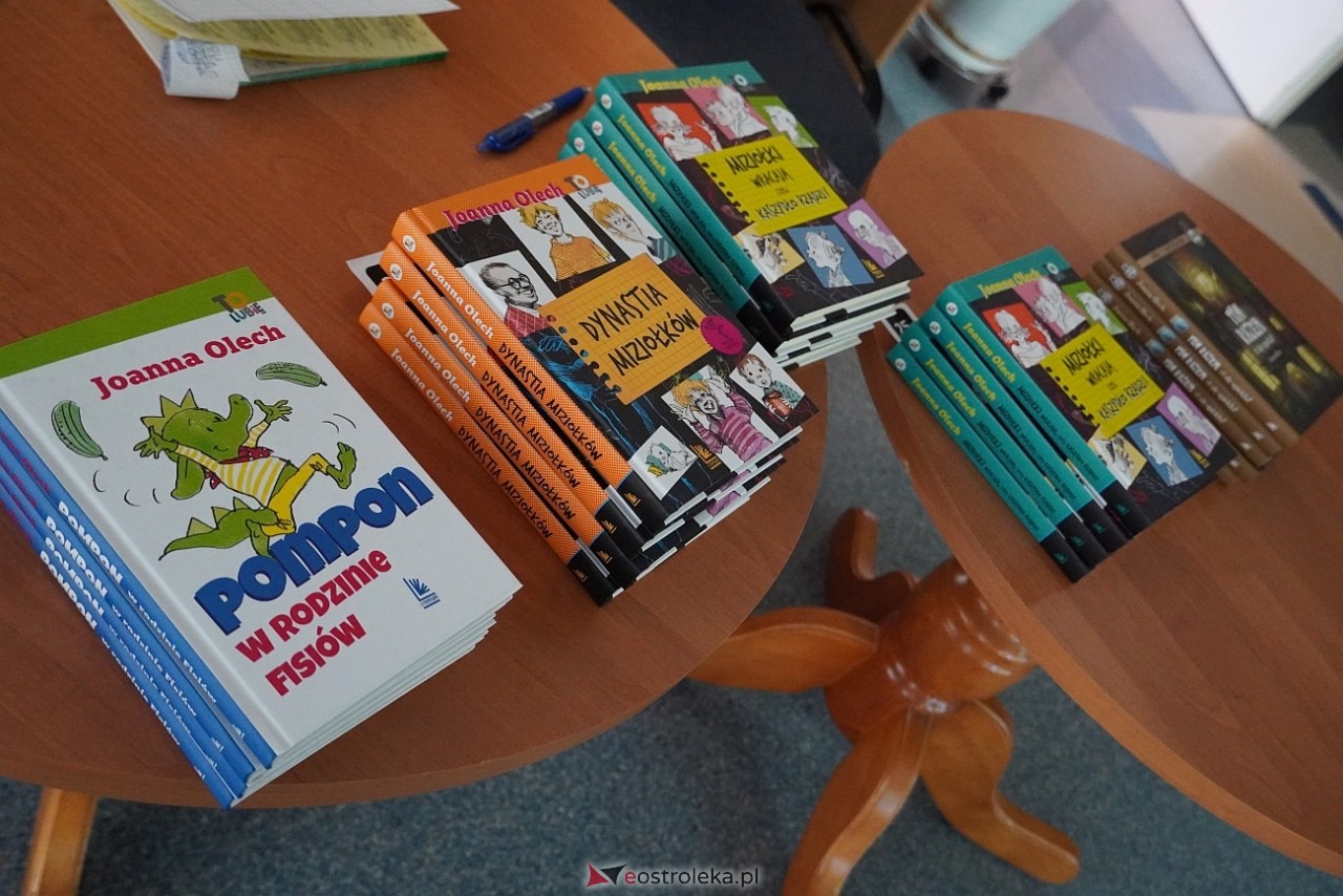 Spotkania z Joanną Olech w Miejskiej Bibliotece Publicznej w Ostrołęce [11.06.2024] - zdjęcie #25 - eOstroleka.pl