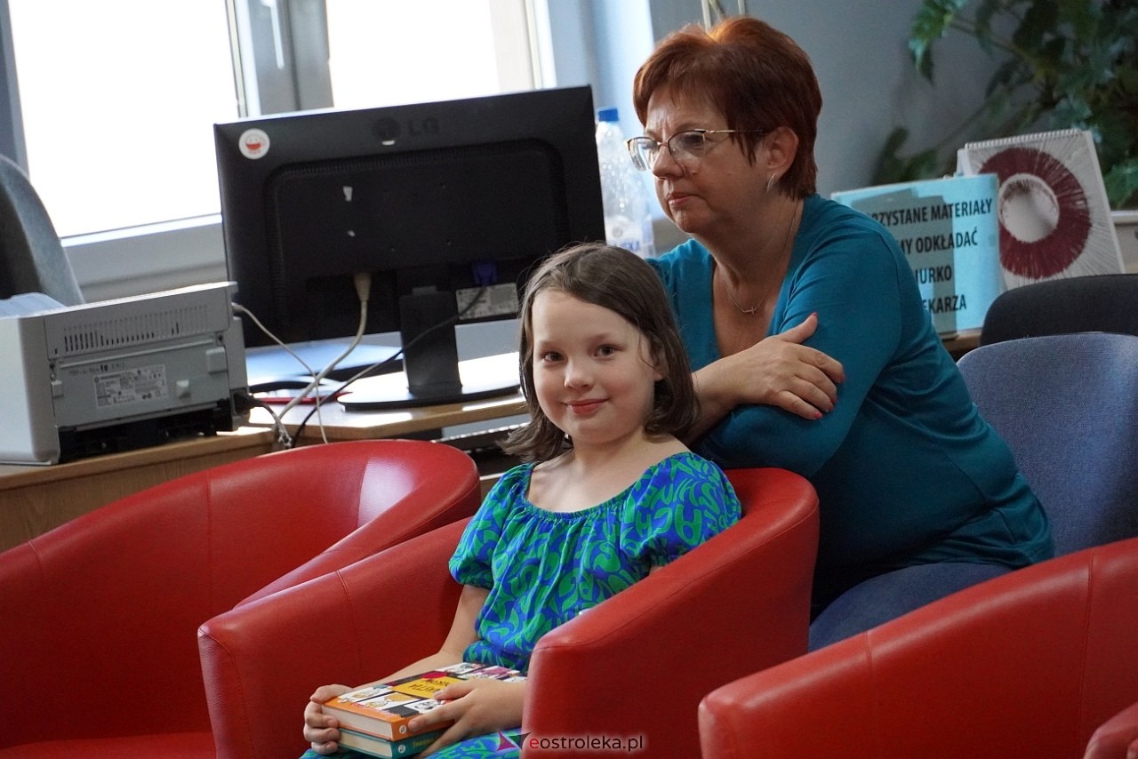 Spotkania z Joanną Olech w Miejskiej Bibliotece Publicznej w Ostrołęce [11.06.2024] - zdjęcie #24 - eOstroleka.pl