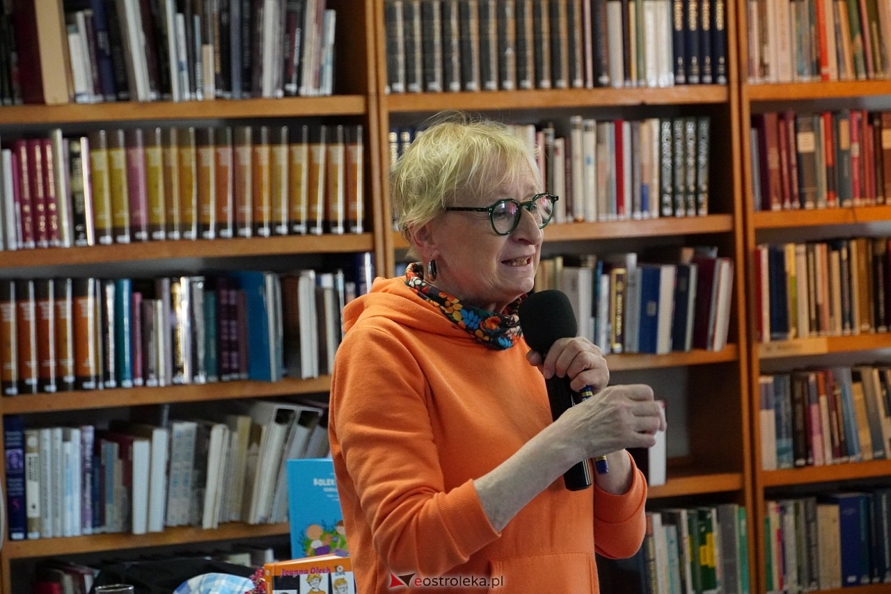 Spotkania z Joanną Olech w Miejskiej Bibliotece Publicznej w Ostrołęce [11.06.2024] - zdjęcie #23 - eOstroleka.pl