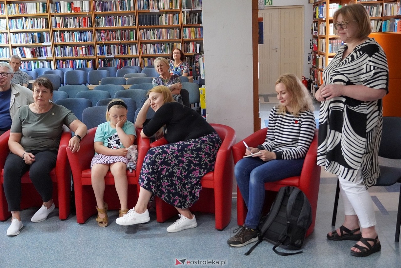 Spotkania z Joanną Olech w Miejskiej Bibliotece Publicznej w Ostrołęce [11.06.2024] - zdjęcie #19 - eOstroleka.pl