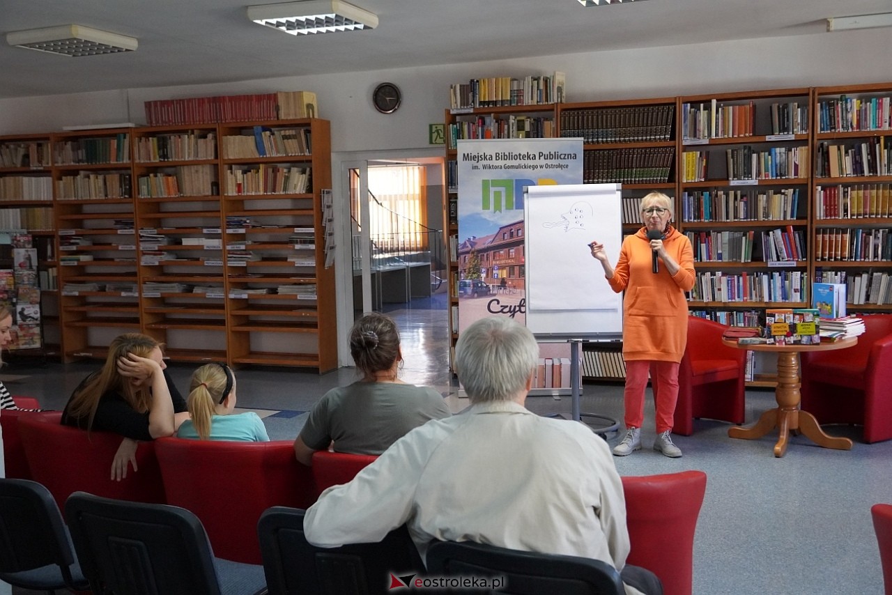Spotkania z Joanną Olech w Miejskiej Bibliotece Publicznej w Ostrołęce [11.06.2024] - zdjęcie #16 - eOstroleka.pl