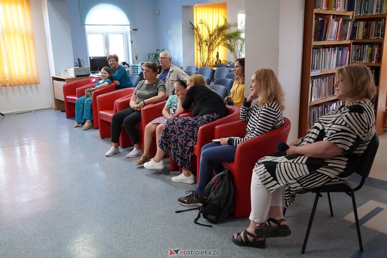 Spotkania z Joanną Olech w Miejskiej Bibliotece Publicznej w Ostrołęce [11.06.2024] - zdjęcie #15 - eOstroleka.pl