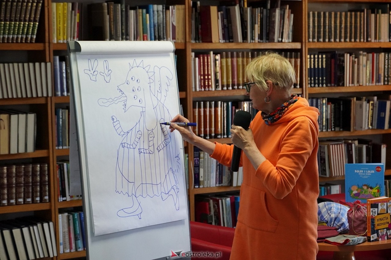 Spotkania z Joanną Olech w Miejskiej Bibliotece Publicznej w Ostrołęce [11.06.2024] - zdjęcie #12 - eOstroleka.pl