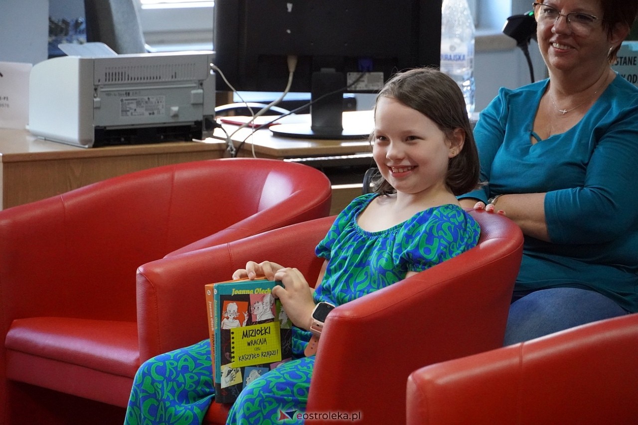 Spotkania z Joanną Olech w Miejskiej Bibliotece Publicznej w Ostrołęce [11.06.2024] - zdjęcie #10 - eOstroleka.pl