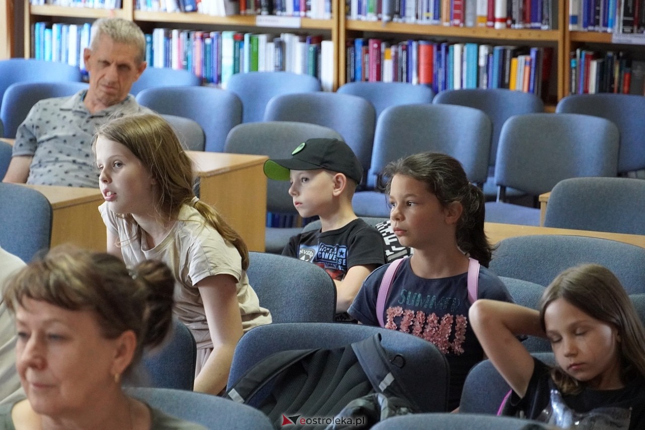 Spotkania z Joanną Olech w Miejskiej Bibliotece Publicznej w Ostrołęce [11.06.2024] - zdjęcie #8 - eOstroleka.pl