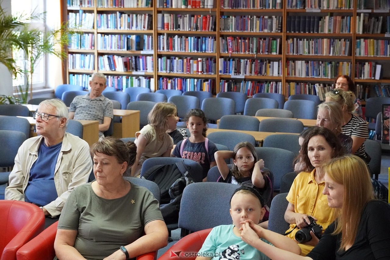 Spotkania z Joanną Olech w Miejskiej Bibliotece Publicznej w Ostrołęce [11.06.2024] - zdjęcie #7 - eOstroleka.pl