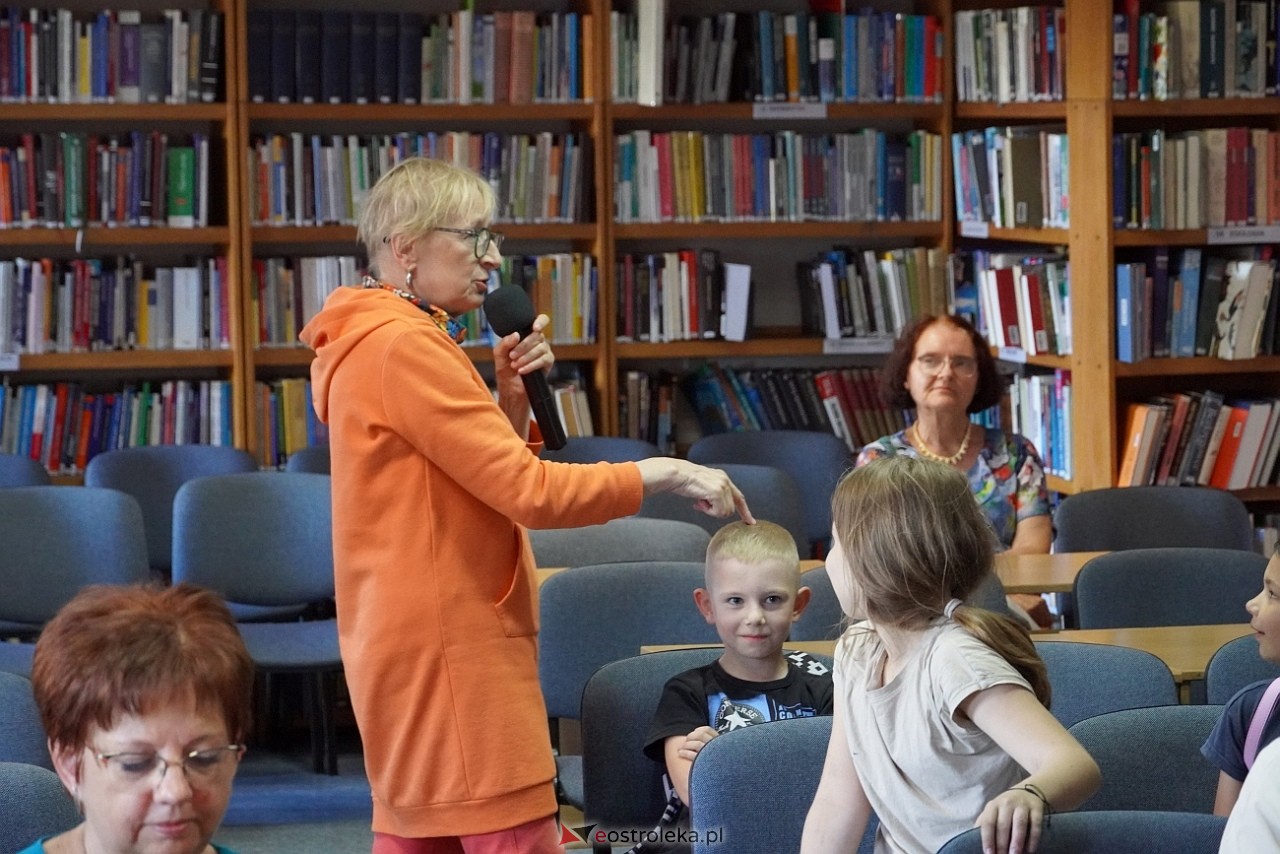 Spotkania z Joanną Olech w Miejskiej Bibliotece Publicznej w Ostrołęce [11.06.2024] - zdjęcie #6 - eOstroleka.pl