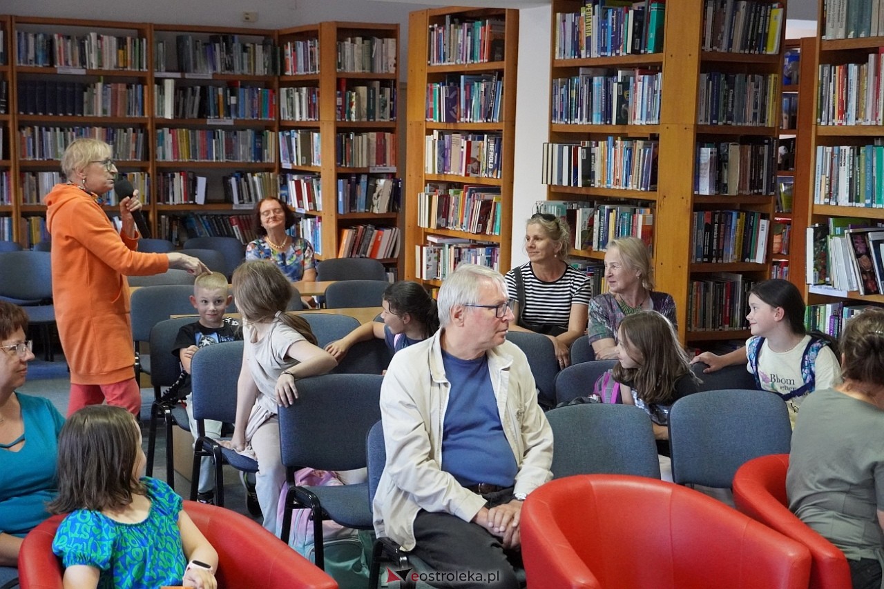 Spotkania z Joanną Olech w Miejskiej Bibliotece Publicznej w Ostrołęce [11.06.2024] - zdjęcie #3 - eOstroleka.pl