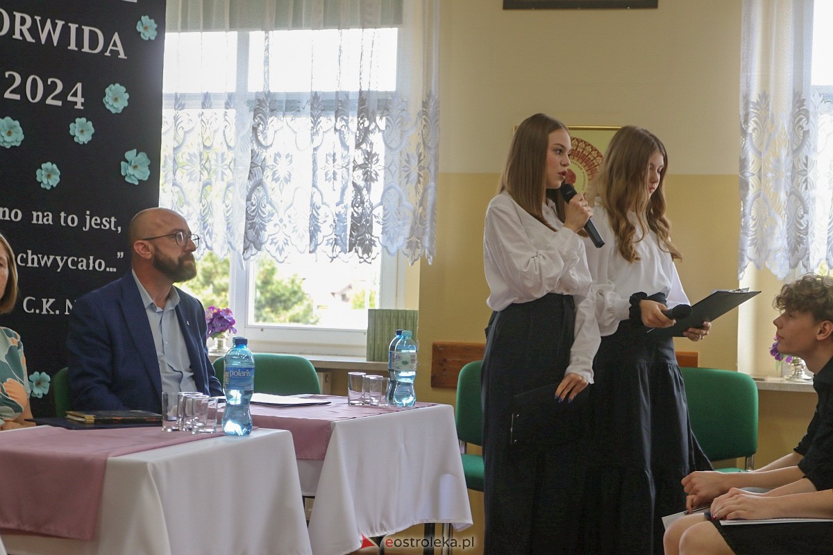 Czytanie Norwida w II LO w Ostrołęce [12.06.2024] - zdjęcie #28 - eOstroleka.pl