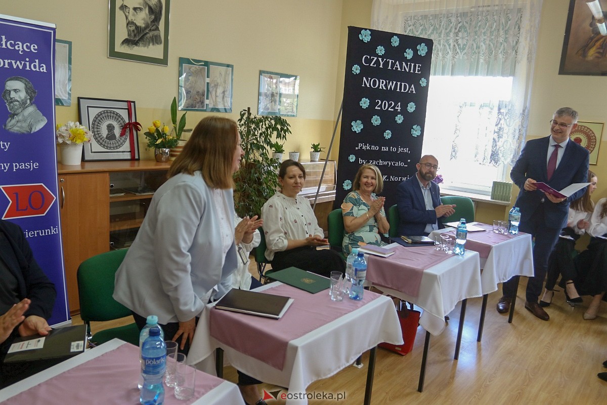 Czytanie Norwida w II LO w Ostrołęce [12.06.2024] - zdjęcie #22 - eOstroleka.pl