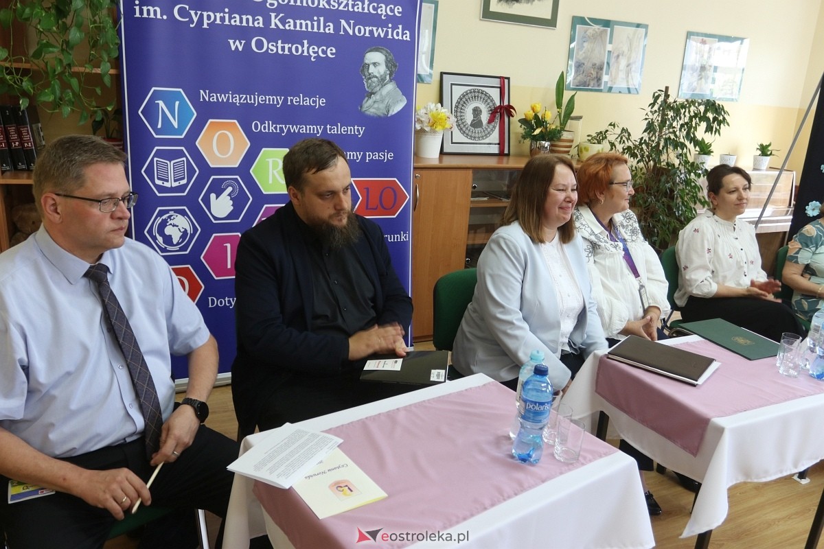 Czytanie Norwida w II LO w Ostrołęce [12.06.2024] - zdjęcie #21 - eOstroleka.pl