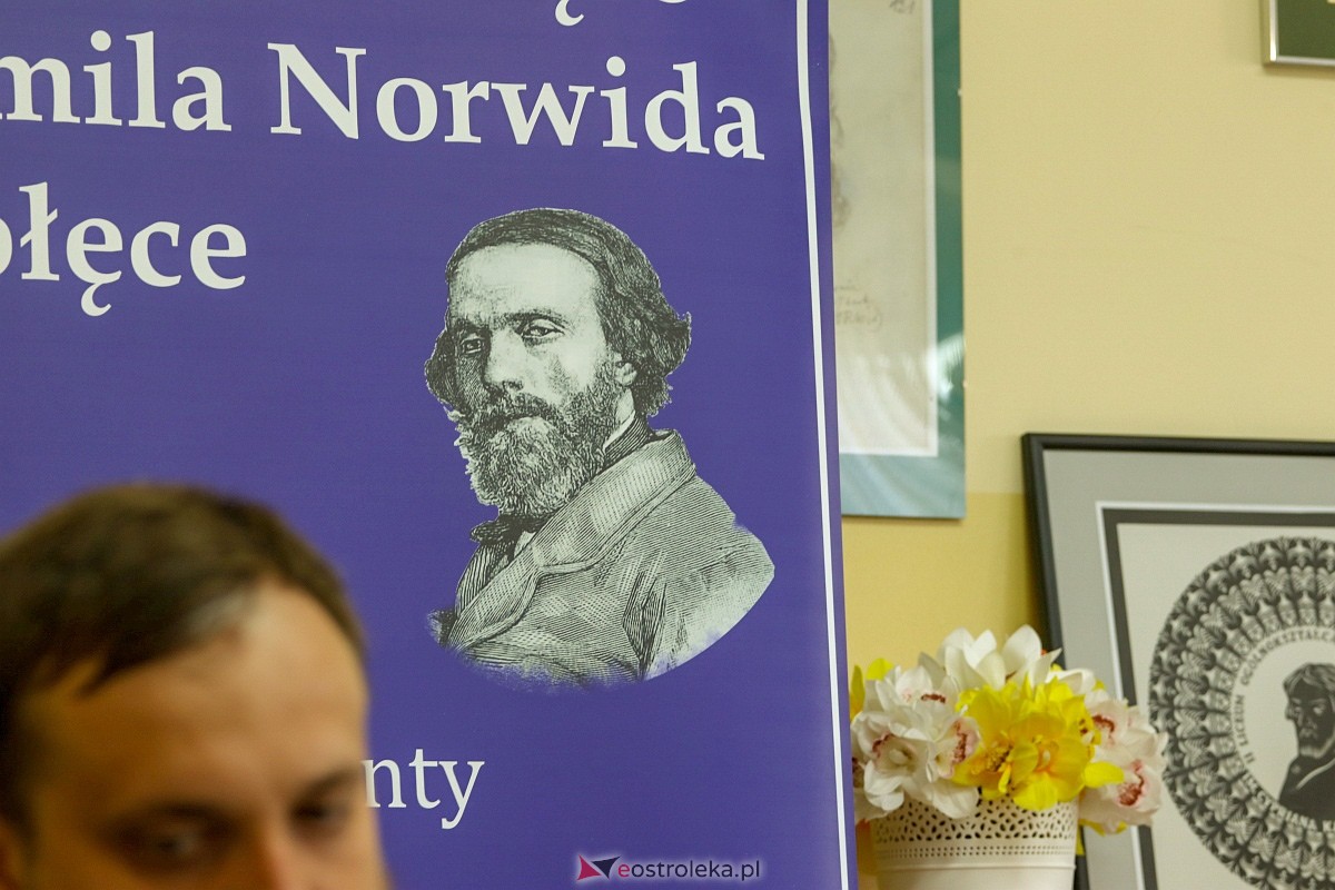 Czytanie Norwida w II LO w Ostrołęce [12.06.2024] - zdjęcie #13 - eOstroleka.pl
