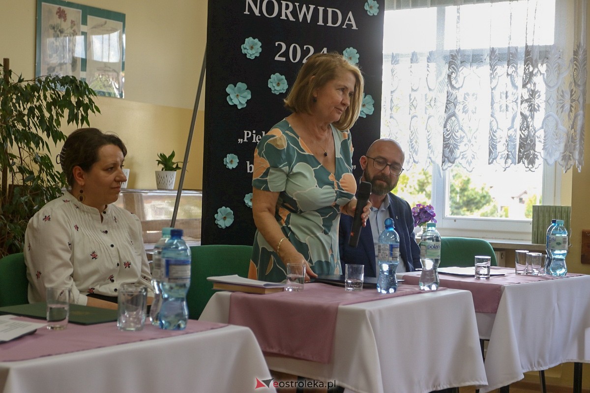 Czytanie Norwida w II LO w Ostrołęce [12.06.2024] - zdjęcie #2 - eOstroleka.pl