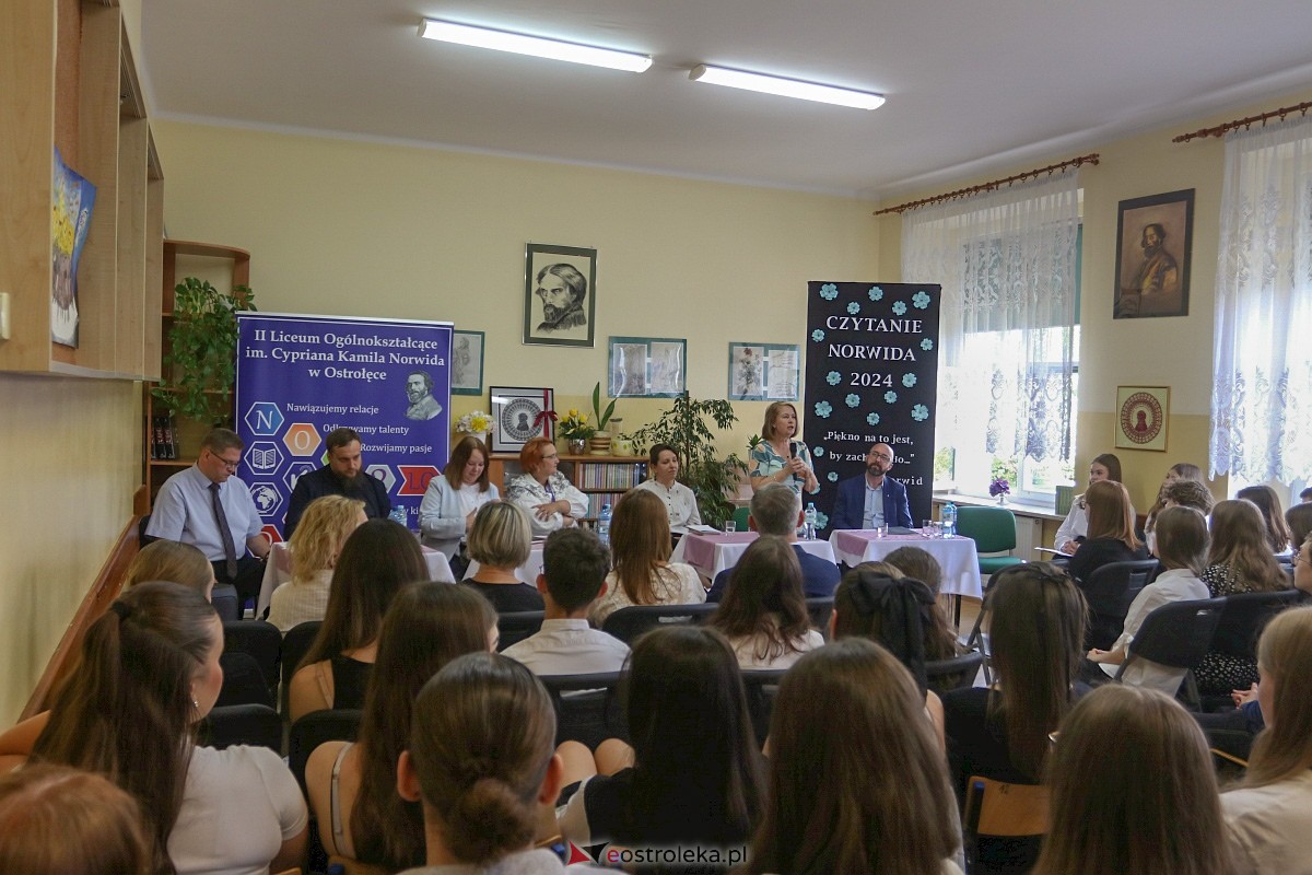 Czytanie Norwida w II LO w Ostrołęce [12.06.2024] - zdjęcie #1 - eOstroleka.pl