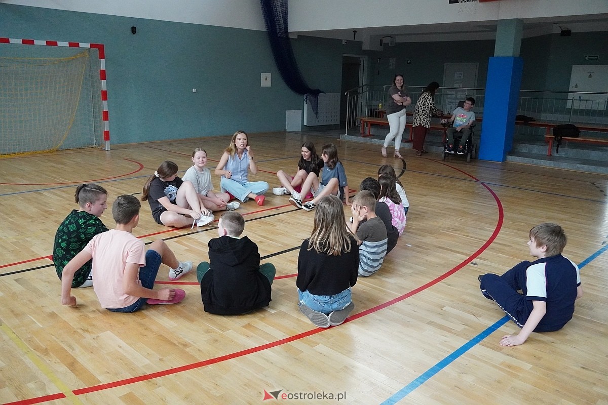 Warsztaty aktorskie z Katarzyną Gałązką w Szkole Podstawowej w Białobieli [13.06.2024] - zdjęcie #57 - eOstroleka.pl