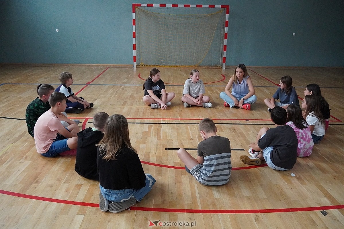 Warsztaty aktorskie z Katarzyną Gałązką w Szkole Podstawowej w Białobieli [13.06.2024] - zdjęcie #54 - eOstroleka.pl