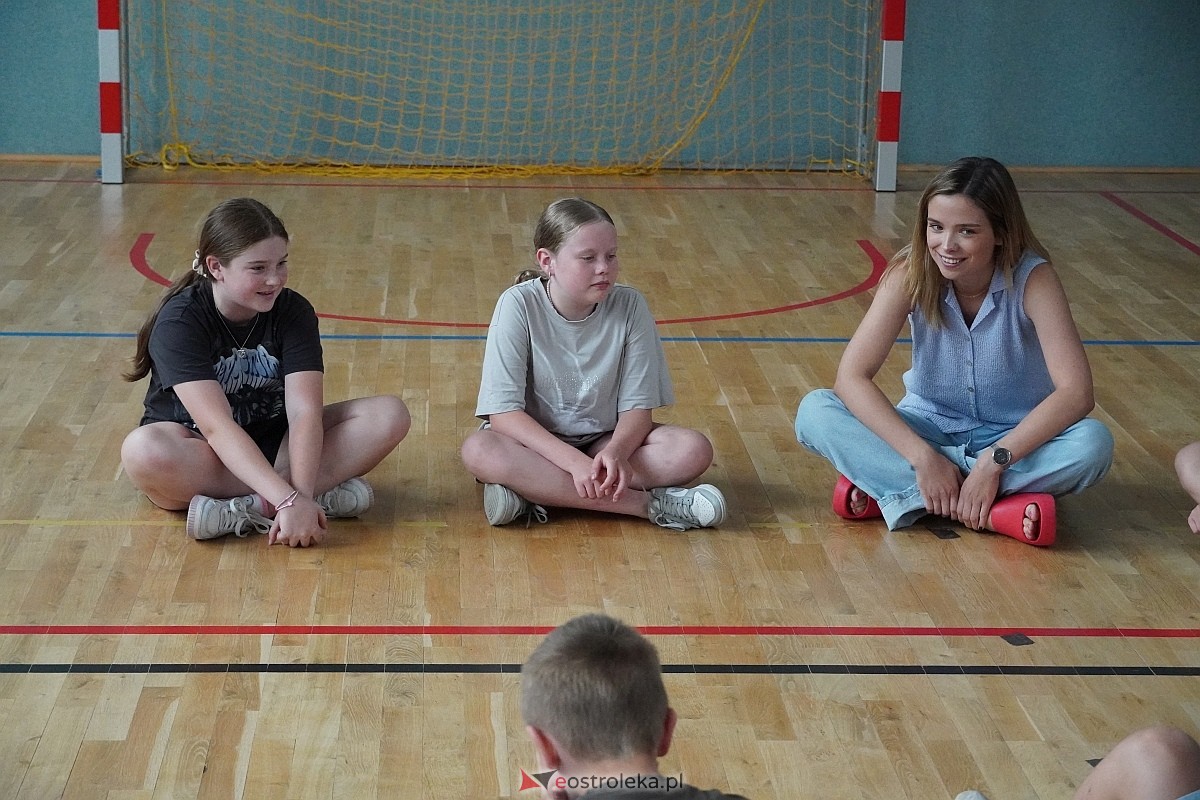 Warsztaty aktorskie z Katarzyną Gałązką w Szkole Podstawowej w Białobieli [13.06.2024] - zdjęcie #53 - eOstroleka.pl