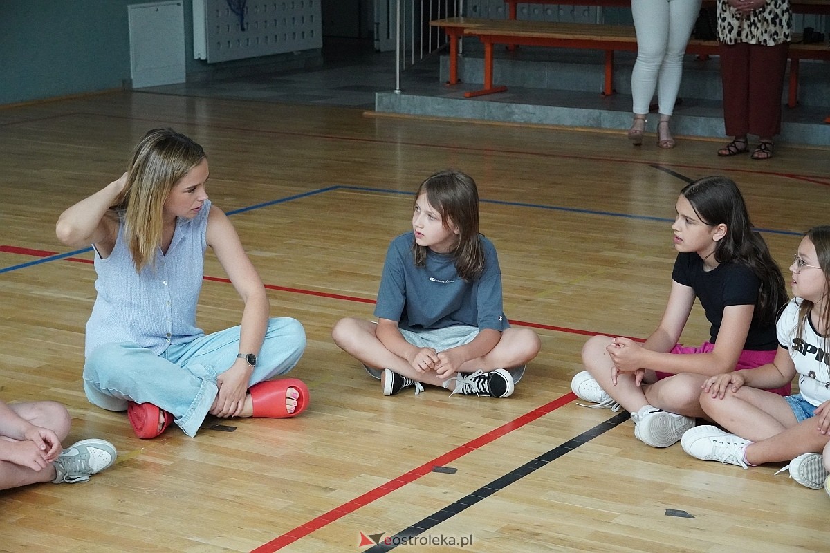 Warsztaty aktorskie z Katarzyną Gałązką w Szkole Podstawowej w Białobieli [13.06.2024] - zdjęcie #52 - eOstroleka.pl
