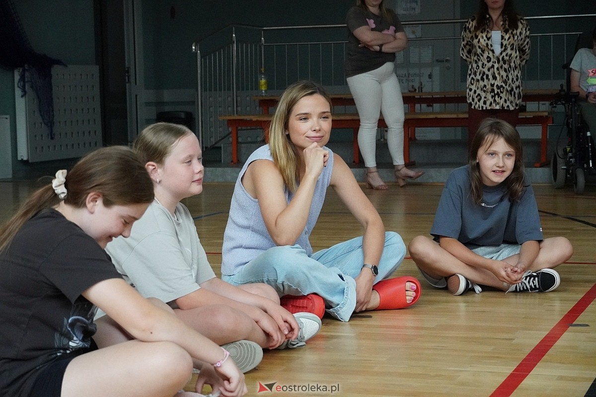 Warsztaty aktorskie z Katarzyną Gałązką w Szkole Podstawowej w Białobieli [13.06.2024] - zdjęcie #49 - eOstroleka.pl