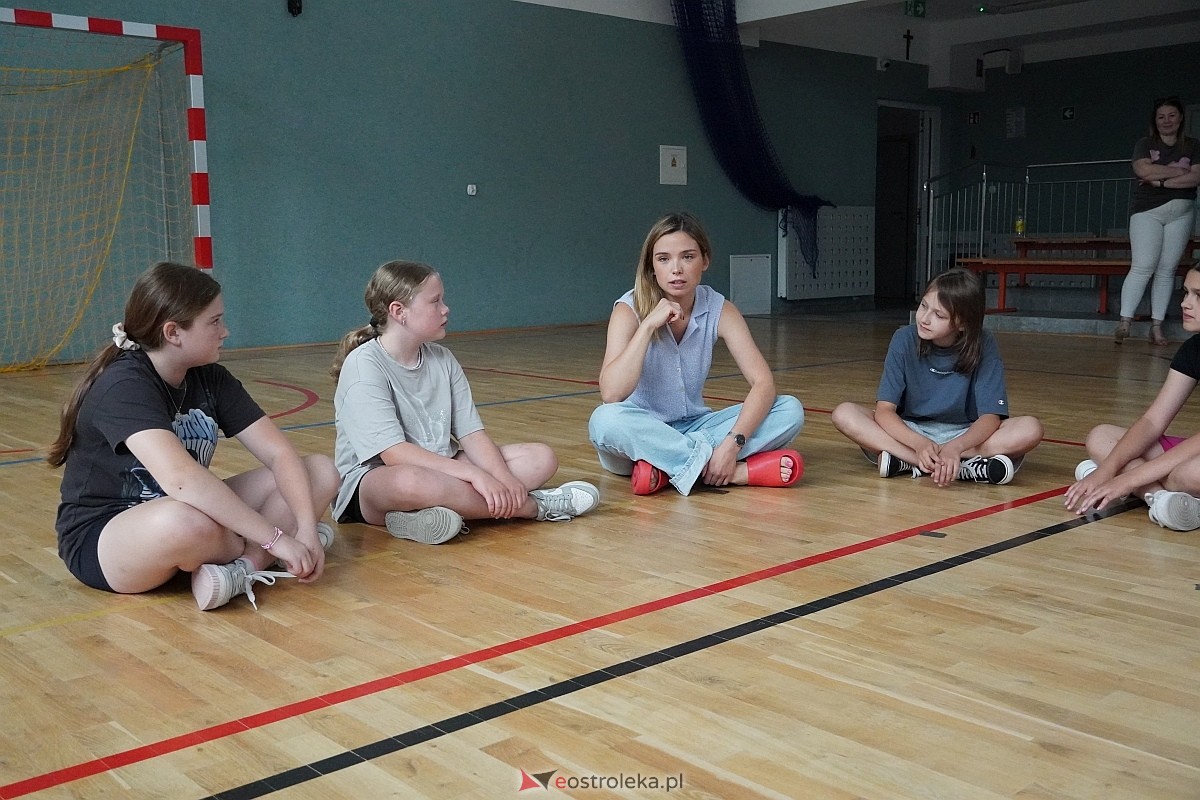 Warsztaty aktorskie z Katarzyną Gałązką w Szkole Podstawowej w Białobieli [13.06.2024] - zdjęcie #47 - eOstroleka.pl