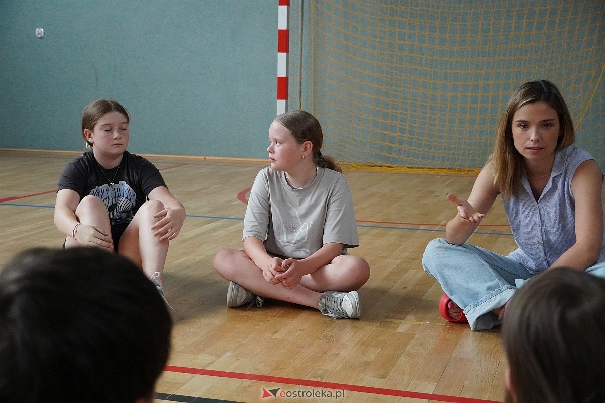 Warsztaty aktorskie z Katarzyną Gałązką w Szkole Podstawowej w Białobieli [13.06.2024] - zdjęcie #43 - eOstroleka.pl