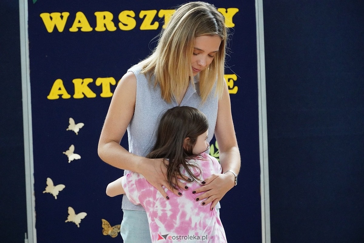 Warsztaty aktorskie z Katarzyną Gałązką w Szkole Podstawowej w Białobieli [13.06.2024] - zdjęcie #35 - eOstroleka.pl