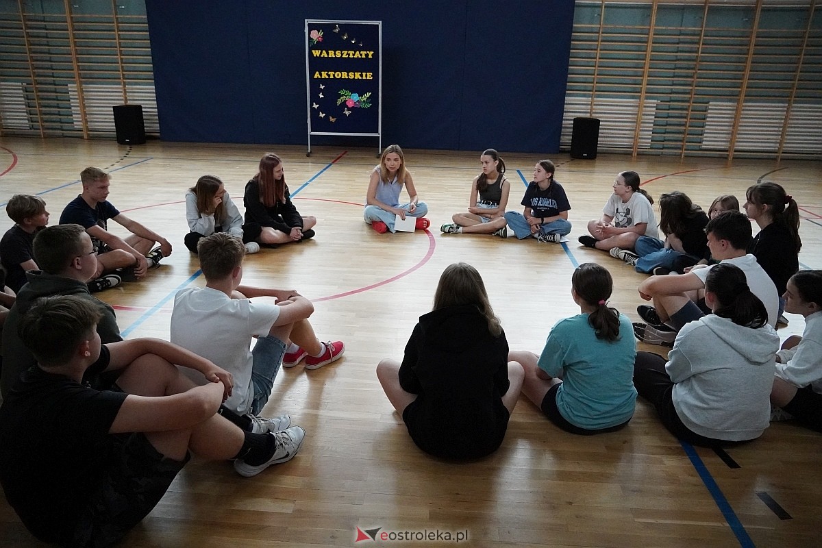 Warsztaty aktorskie z Katarzyną Gałązką w Szkole Podstawowej w Białobieli [13.06.2024] - zdjęcie #28 - eOstroleka.pl