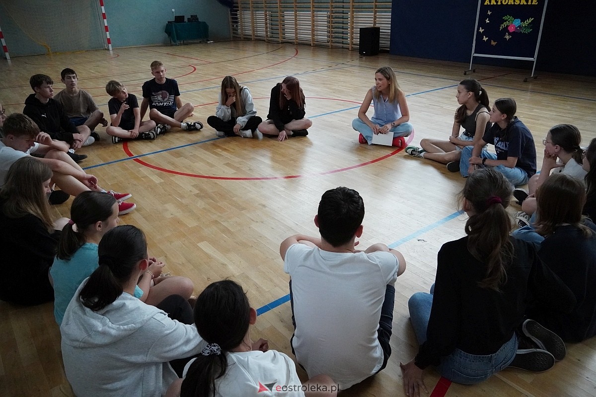 Warsztaty aktorskie z Katarzyną Gałązką w Szkole Podstawowej w Białobieli [13.06.2024] - zdjęcie #26 - eOstroleka.pl