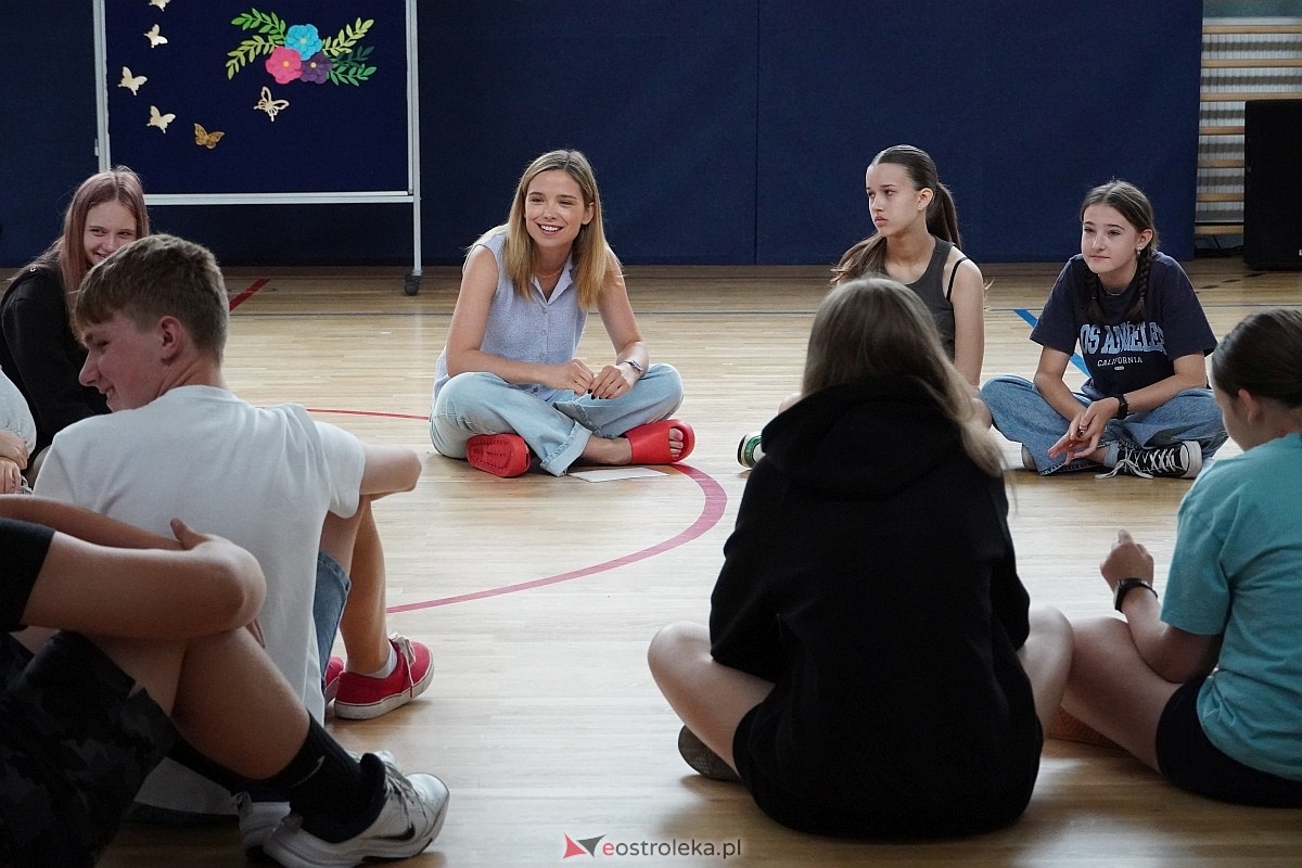 Warsztaty aktorskie z Katarzyną Gałązką w Szkole Podstawowej w Białobieli [13.06.2024] - zdjęcie #25 - eOstroleka.pl