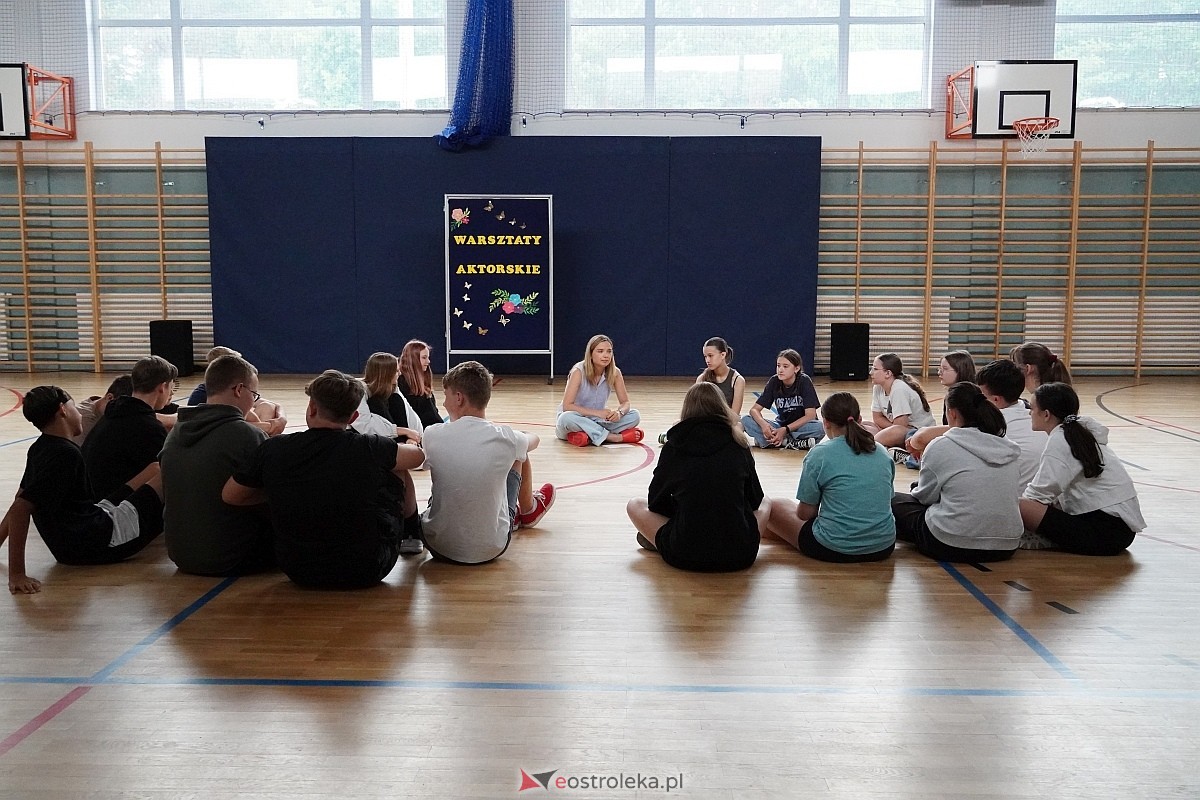 Warsztaty aktorskie z Katarzyną Gałązką w Szkole Podstawowej w Białobieli [13.06.2024] - zdjęcie #23 - eOstroleka.pl