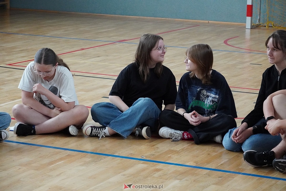Warsztaty aktorskie z Katarzyną Gałązką w Szkole Podstawowej w Białobieli [13.06.2024] - zdjęcie #20 - eOstroleka.pl