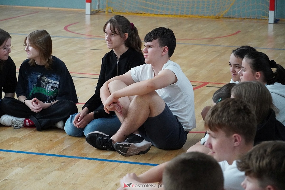 Warsztaty aktorskie z Katarzyną Gałązką w Szkole Podstawowej w Białobieli [13.06.2024] - zdjęcie #19 - eOstroleka.pl