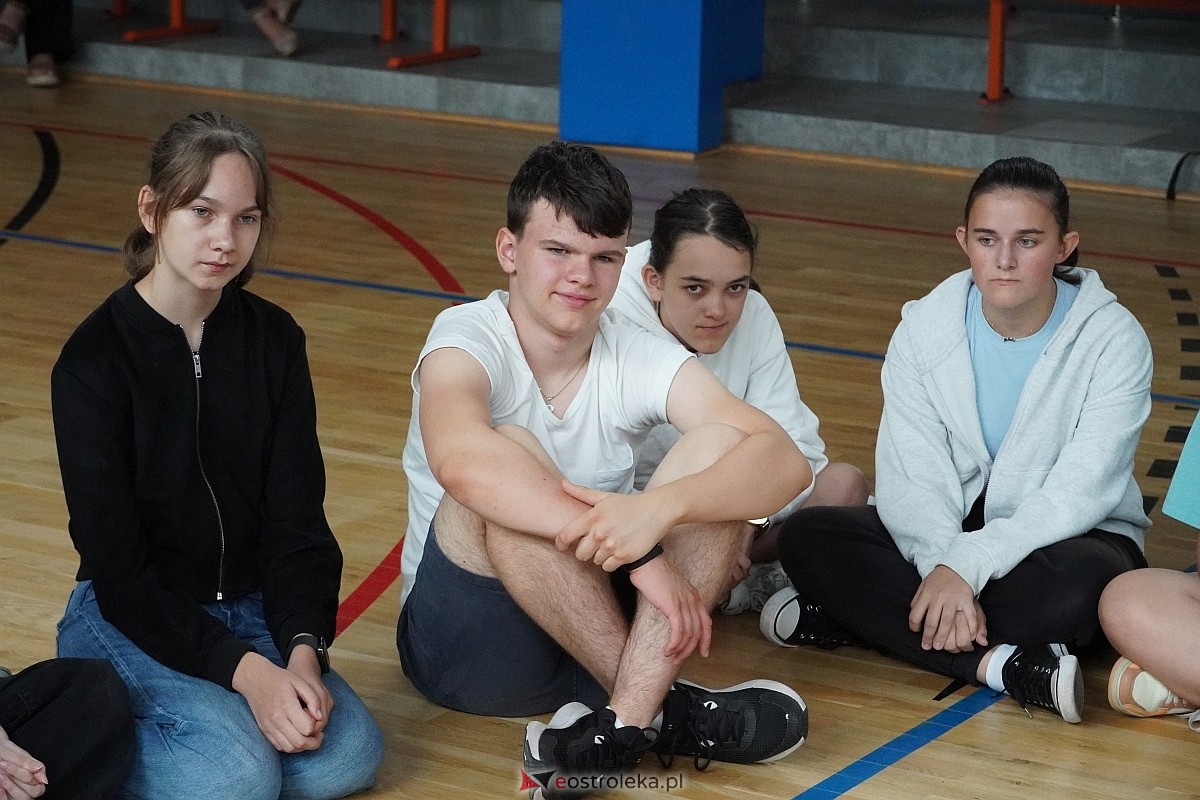 Warsztaty aktorskie z Katarzyną Gałązką w Szkole Podstawowej w Białobieli [13.06.2024] - zdjęcie #13 - eOstroleka.pl