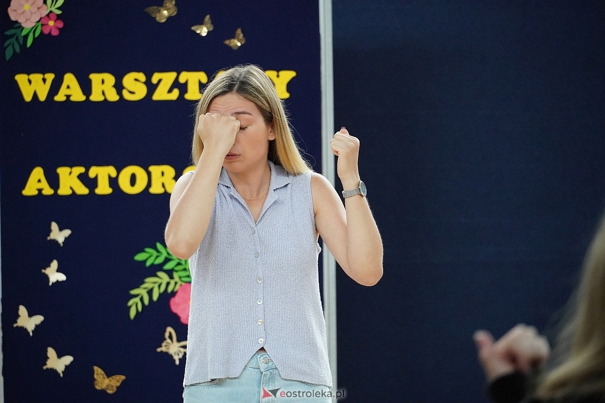 Warsztaty aktorskie z Katarzyną Gałązką w Szkole Podstawowej w Białobieli [13.06.2024] - zdjęcie #10 - eOstroleka.pl