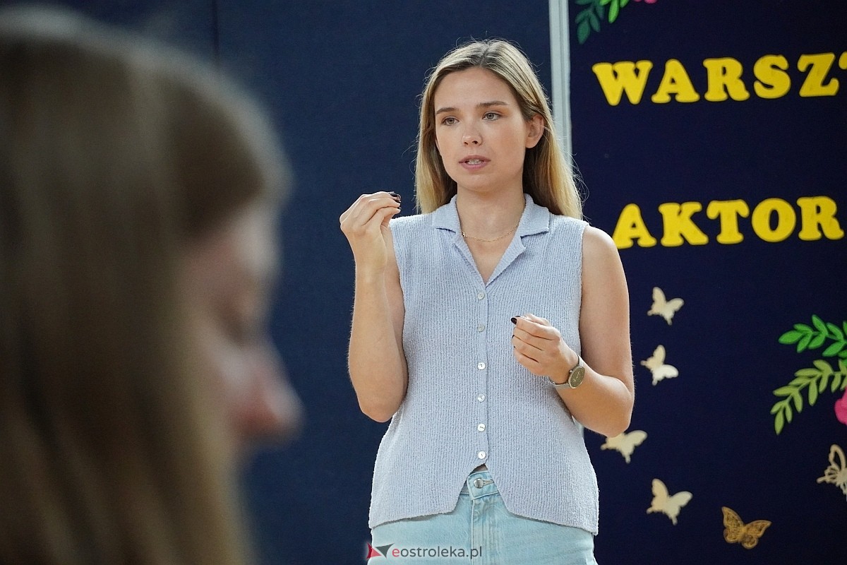 Warsztaty aktorskie z Katarzyną Gałązką w Szkole Podstawowej w Białobieli [13.06.2024] - zdjęcie #2 - eOstroleka.pl