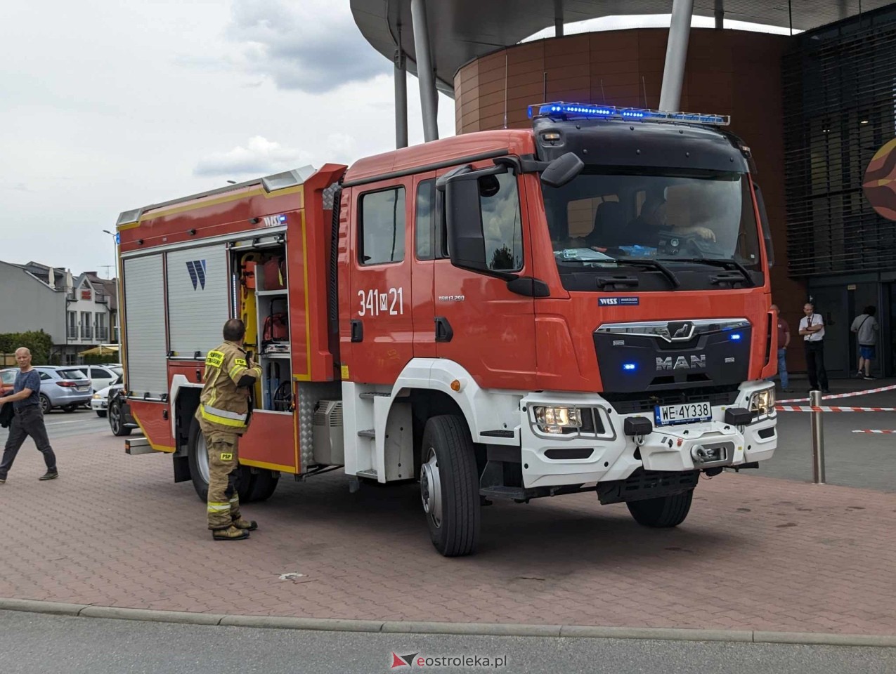 Pszczeli rój przed Galerią Bursztynową [13.06.2024] - zdjęcie #8 - eOstroleka.pl