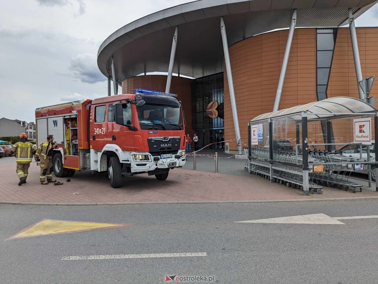 Pszczeli rój przed Galerią Bursztynową [13.06.2024] - zdjęcie #6 - eOstroleka.pl