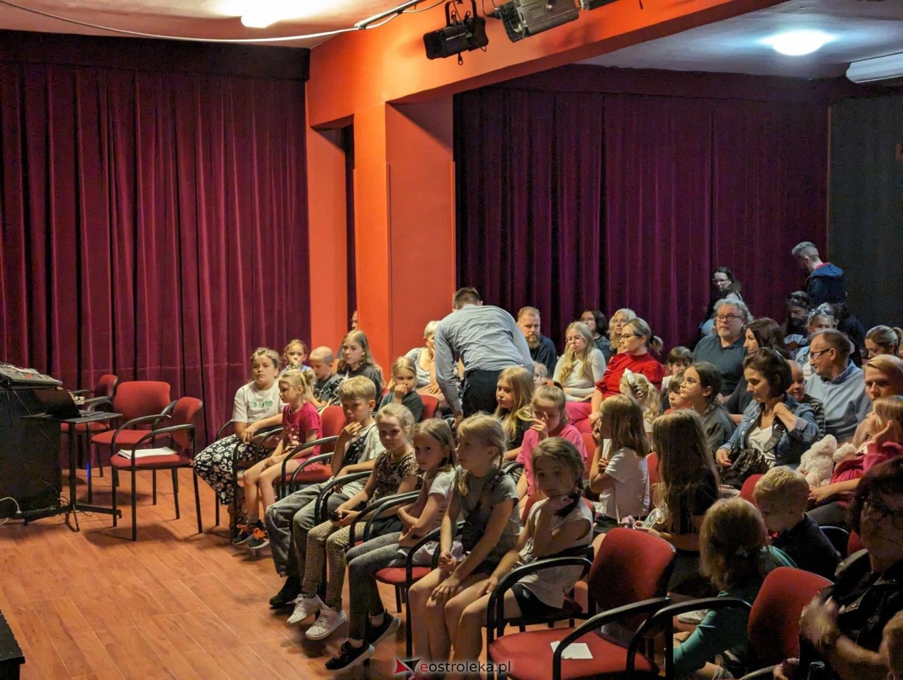 Spektakl PORADY WRÓŻKI DOBREJ RADY [14.06.2024] - zdjęcie #1 - eOstroleka.pl