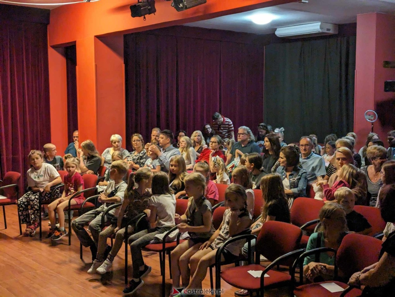 Spektakl PORADY WRÓŻKI DOBREJ RADY [14.06.2024] - zdjęcie #3 - eOstroleka.pl