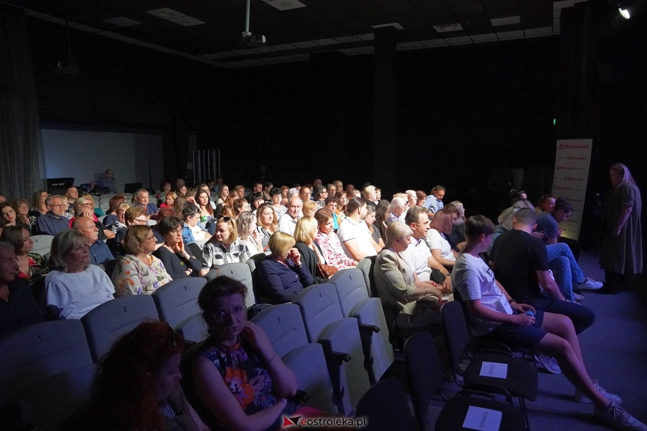 Spektakl pt. Doktor Miłość w Multimedialnym Centrum Natura [15.06.2024] - zdjęcie #51 - eOstroleka.pl