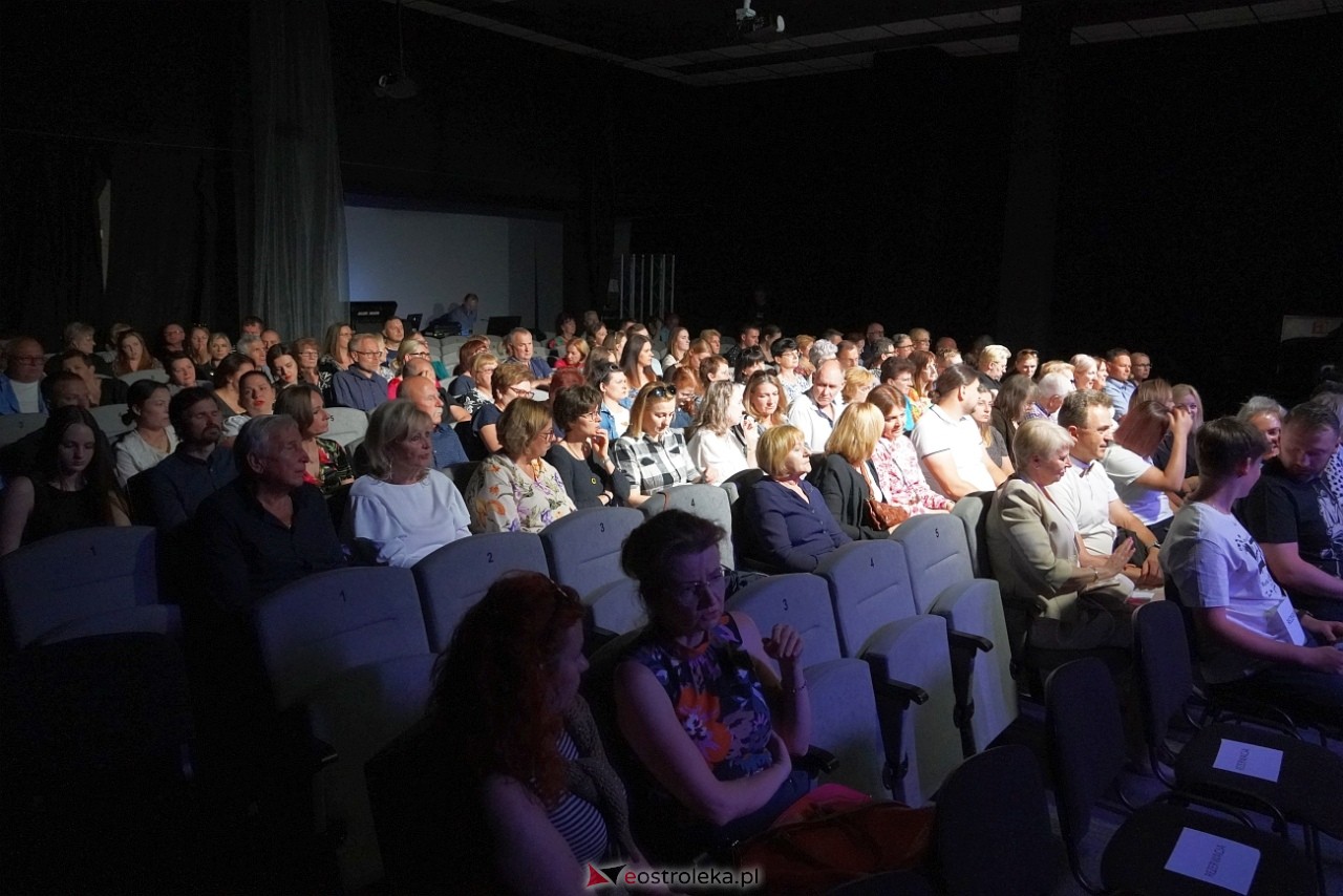 Spektakl pt. Doktor Miłość w Multimedialnym Centrum Natura [15.06.2024] - zdjęcie #48 - eOstroleka.pl