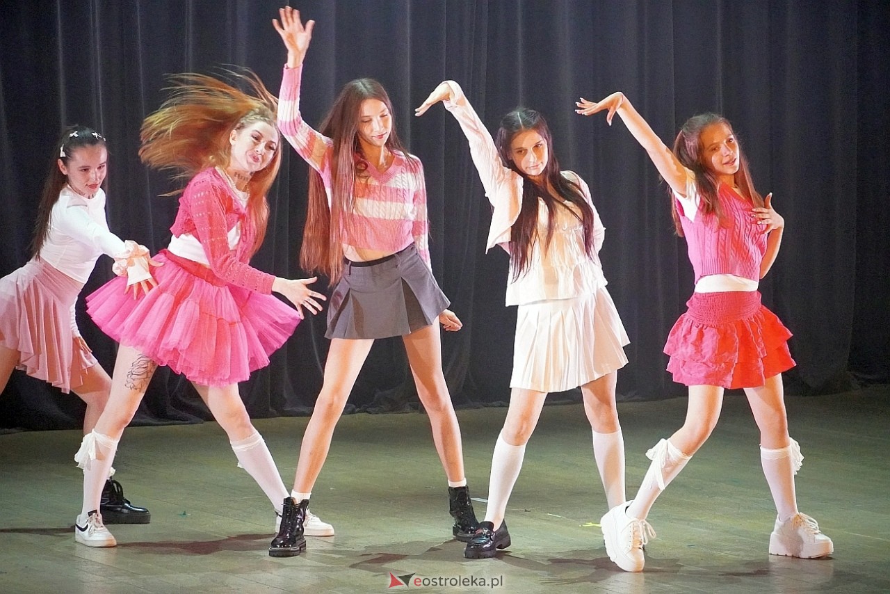 Zespół Tańca Współczesnego De-eM przywitał lato w rytmie K-popu! [16.06.2024] - zdjęcie #40 - eOstroleka.pl