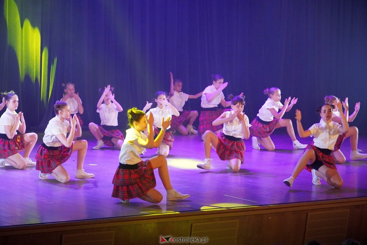 Zespół Tańca Współczesnego De-eM przywitał lato w rytmie K-popu! [16.06.2024] - zdjęcie #2 - eOstroleka.pl