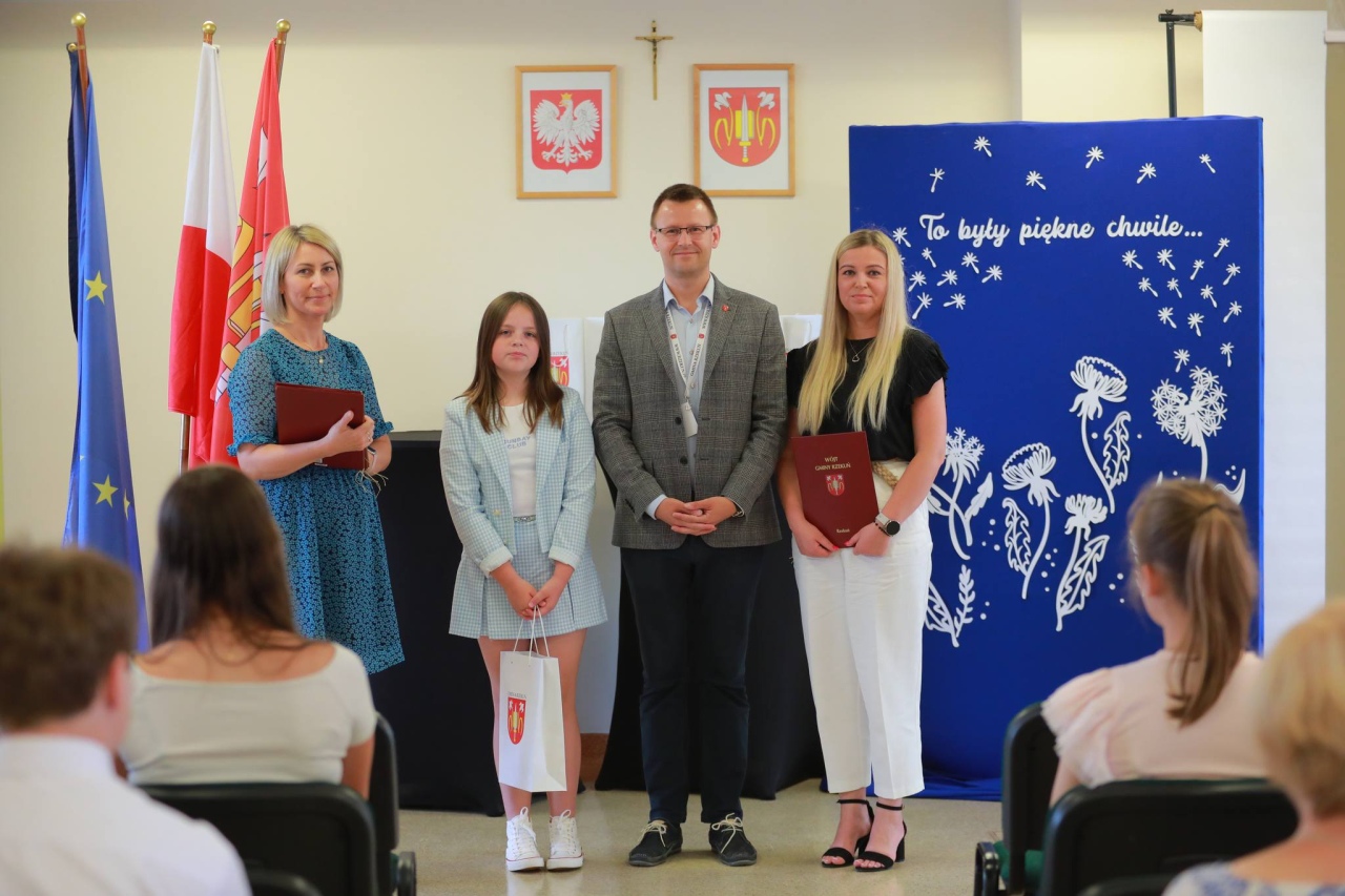 Nagrody dla najzdolniejszych uczniów z gminy Rzekuń [20.06.2024] - zdjęcie #7 - eOstroleka.pl