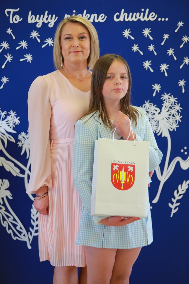 Nagrody dla najzdolniejszych uczniów z gminy Rzekuń [20.06.2024] - zdjęcie #8 - eOstroleka.pl