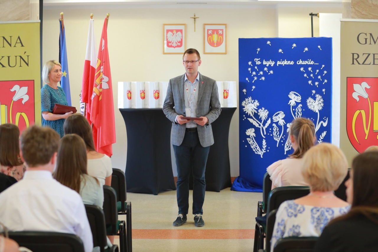 Nagrody dla najzdolniejszych uczniów z gminy Rzekuń [20.06.2024] - zdjęcie #3 - eOstroleka.pl